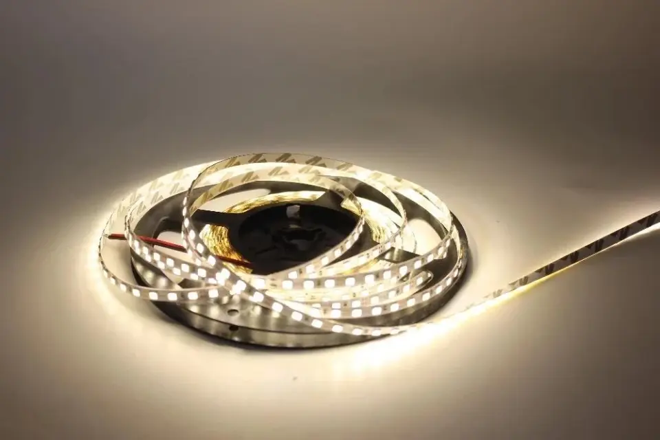 5V Şerit LED 2835 Amber Renk – 120 LED/m – 5 mm – IP20 (İç Mekan) 5mt